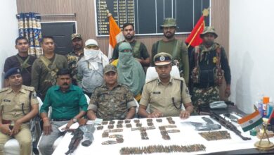 Bihar News  : 5 लाख का इनामी नक्सली अपने जो मैं वो कमांडर के साथ गिरफ्तार
