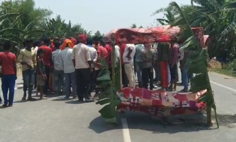 Bihar News आक्रोशित ग्रामीणों ने शव के साथ घंटों किया रोड जाम