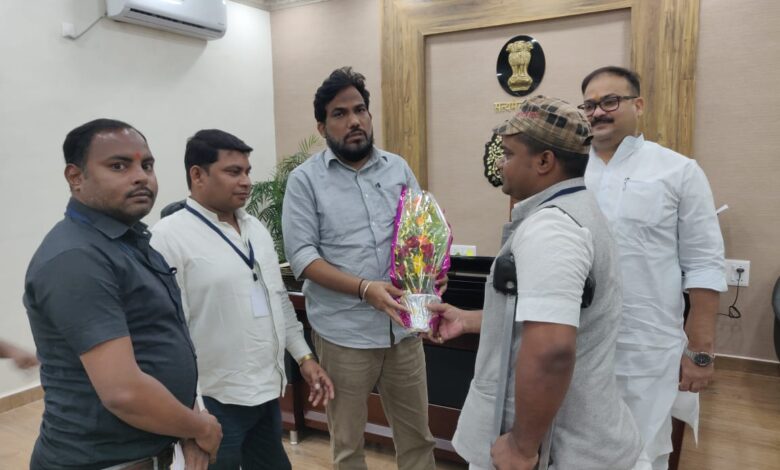 Bihar News--प्रखंडों में कैंप लगाकर वितरित कराएं ट्राई साइकिल- जिलाधिकारी