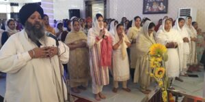 Agra News : पाकिस्तान करतारपुर साहिब के दर्शन करके आई संगत का भव्य स्वागत