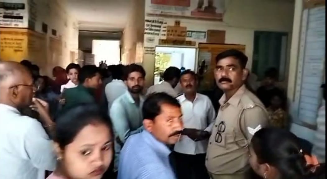 प्रतापगढ़ न्यूज : संदिग्ध परिस्थितियों में किशोरी ने फांसी लगाकर दे दी जान