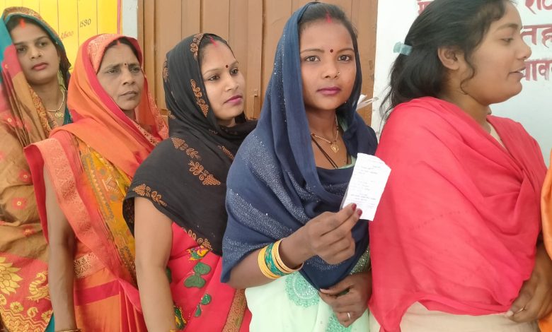 अम्बेडकर नगर न्यूज : नगर निकाय चुनाव में दिव्यांग एवं बुजुर्गों ने किया मतदान