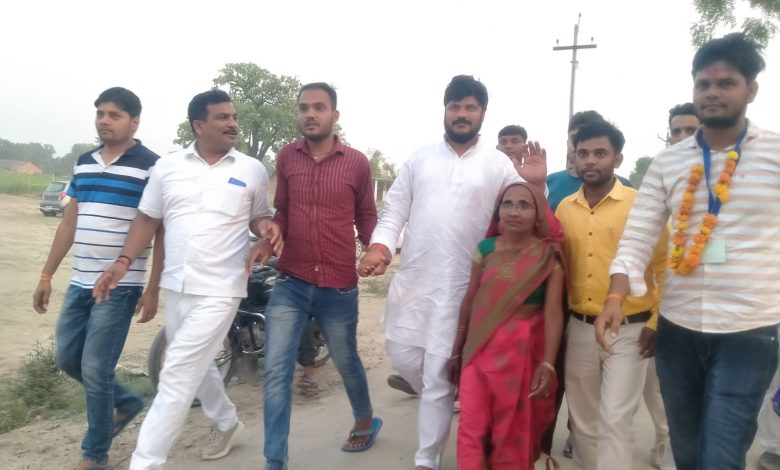 अम्बेडकर नगर न्यूज नगर पंचायत चुनाव जहांगीरगंज बसपा प्रत्याशी प्रतिनिधि सुनील कुमार मौर्य ने पहली बार लहराया जीत का परचम