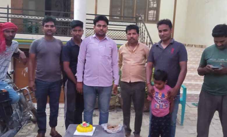 अम्बेडकर नगर न्यूज : नमो नमो मोर्चा संगठन के मीडिया प्रभारी ने स्थापना दिवस पर काटा केक