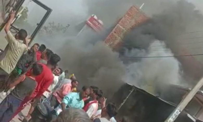 Bihar News कपड़े की दुकान में लगी भीषण आग लाखों की संपत्ति जलकर खाक
