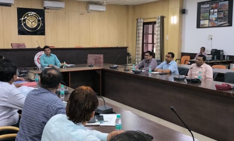 Prayagraj News : जिलाधिकारी ने ग्राम प्रधानों एवं पार्षदों से समन्वय बनाते हुए अधिक से अधिक लोगो को विद्युत कनेक्शन लेने हेतु प्रेरित करने के लिए कहा