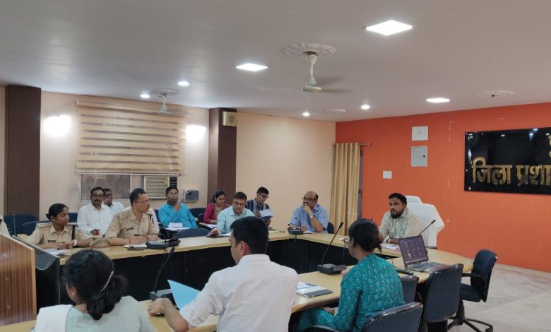 Bihar News--चिन्हित किये गये पॉकेट्स में जागरूकता अभियान चलाकर लोगों को रोजगार से जोड़ें--जिलाधिकारी