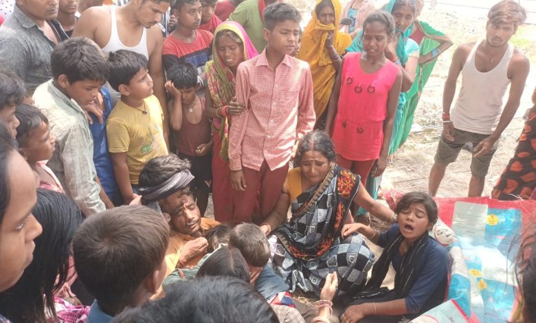 Bihar News 8 घन्टा बाद स्थानीय गोताखोर व एसडीआरएफ के सहयोग से लापता महिला का शव बरामद