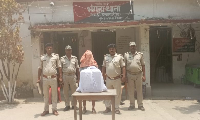 Bihar News 22 किलो गांजा के साथ नेपाली तस्कर गिरफ्तार