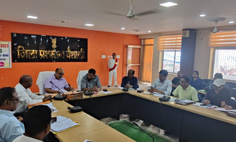 Bihar News--आपसी समन्वय स्थापित कर पदाधिकारी विकास कार्यों को गति दें - जिलाधिकारी