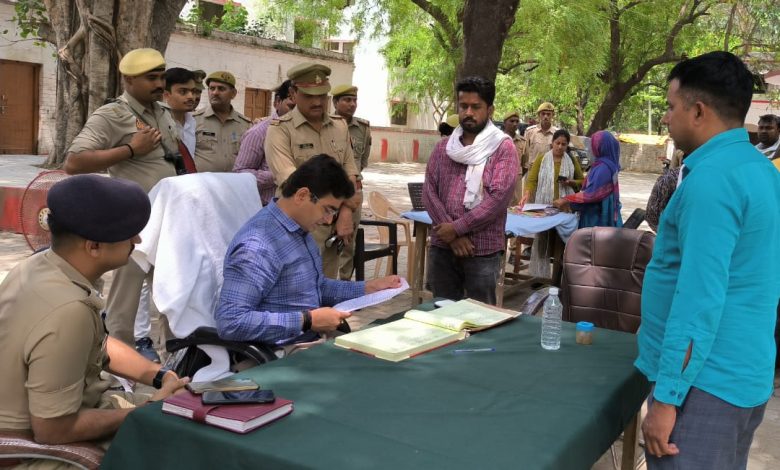 Prayagraj News :जिलाधिकारी ने सम्पूर्ण समाधान दिवस पर सोरांव, मऊआइमा एवं नवाबगंज थाने में सुनी जनता की समस्यायें