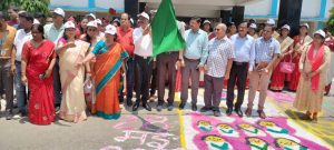 Bihar News महावारी स्वच्छता दिवस के अवसर पर हरी झंडी दिखाकर जिलाधिकारी ने किया जागरूकता रैली को रवाना 