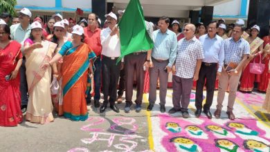 Bihar News महावारी स्वच्छता दिवस के अवसर पर हरी झंडी दिखाकर जिलाधिकारी ने किया जागरूकता रैली को रवाना 