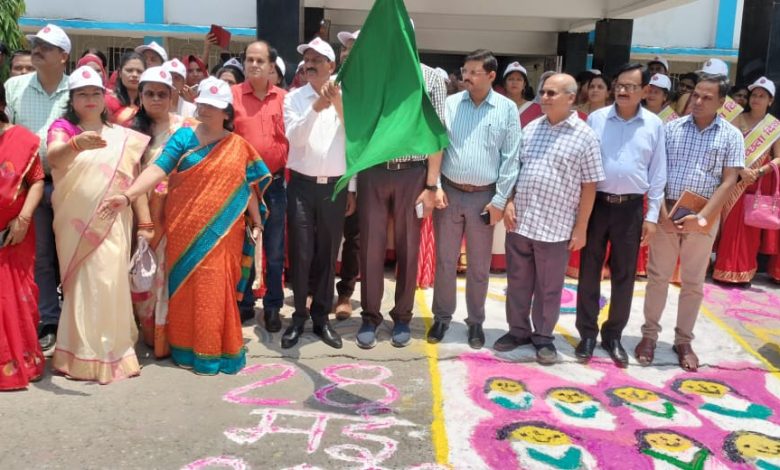 Bihar News महावारी स्वच्छता दिवस के अवसर पर हरी झंडी दिखाकर जिलाधिकारी ने किया जागरूकता रैली को रवाना