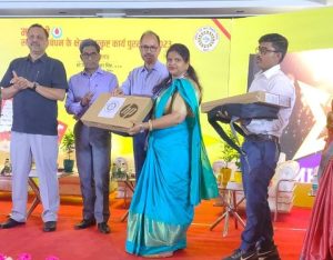 Bihar News एम. एच. एम. स्टार आॅफ 2023 से बैरिया प्रखंड की शिक्षिका अर्पणा कुमारी लैपटॉप व प्रशस्ति पत्र से हुई सम्मानित