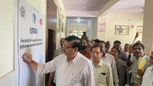 Agra News: विश्व तम्बाकू निषेध दिवस : सीएमओ ने हस्ताक्षर अभियान चलाकर दिलायी तम्बाकू उत्पादों का सेवन न करने की शपथ