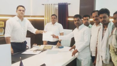 Etawah News: District Panchayat member Sachin Yadav submitted memorandum to DM