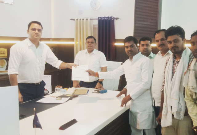 Etawah News: District Panchayat member Sachin Yadav submitted memorandum to DM