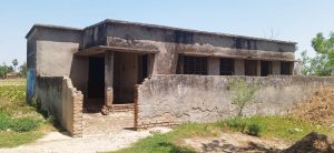अम्बेडकर नगर न्यूज : ए एन एम सेंटर घर बना पड़ा अधूरा भेड़ बकरियों का हुआ अड्डा