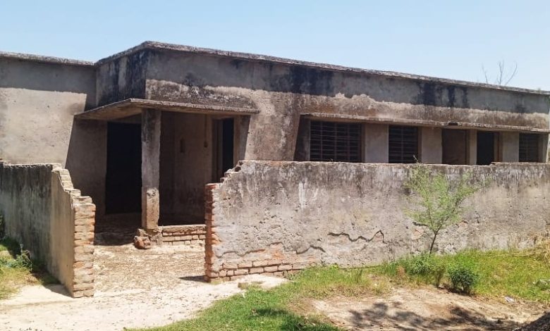 अम्बेडकर नगर न्यूज : ए एन एम सेंटर घर बना पड़ा अधूरा भेड़ बकरियों का हुआ अड्डा