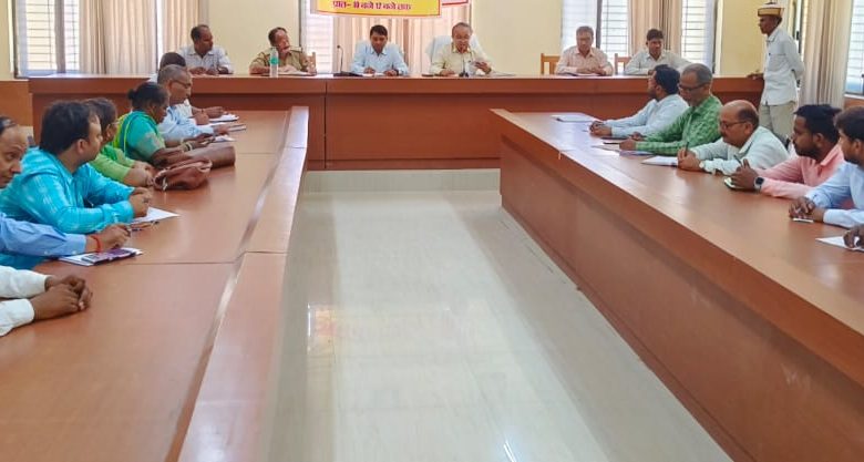 अम्बेडकर नगर न्यूज बाढ़ प्रभावित क्षेत्रों में पूर्व तैयारी हेतु विभिन्न विभागों की हुई बैठक की कर रहेअध्यक्षता उपजिलाधिकारी 