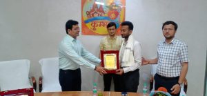 Prayaagraj News : मंडलायुक्त एवं जिलाधिकारी ने आईएएस परीक्षा-2022 में चयनित अभ्यर्थियों से मुलाकात कर उनको शुभकामनाएं एवं बधाई दी