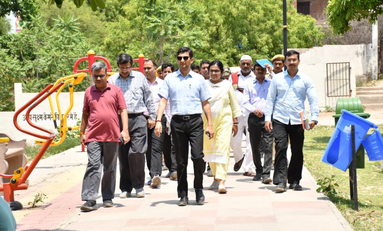 Prayaagraj News :रोप वे के एलाइनमेंट संबंधित मंडलायुक्त एवं अन्य अधिकारियों द्वारा स्थलीय निरिक्षण