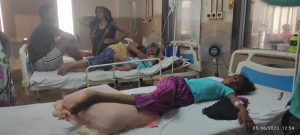 Agra News : If the patient admitted in SN Hospital has to be saved from the heat, then the family members have to bring fans from outside.