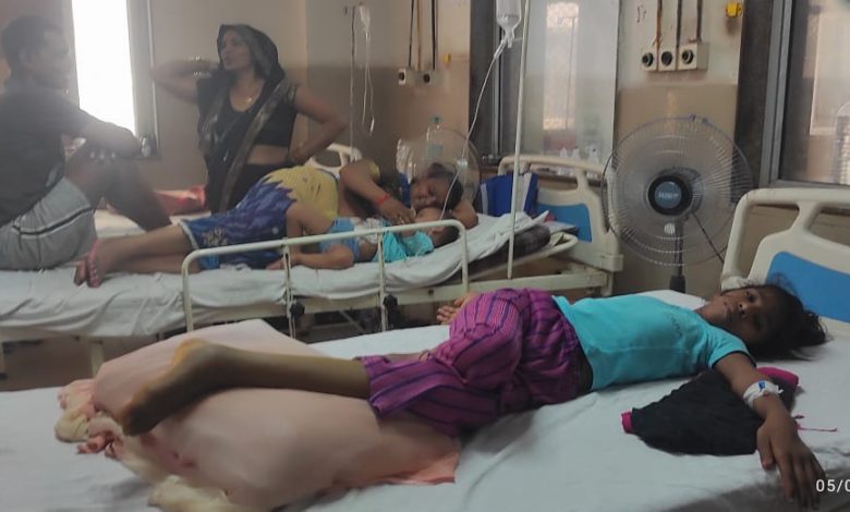 Agra News : If the patient admitted in SN Hospital has to be saved from the heat, then the family members have to bring fans from outside.
