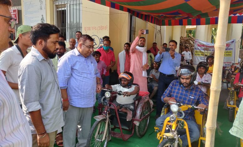 Bihar News दिनांक 06/06/2023 को यशपाल मीणा, जिला पदाधिकारी,के द्बारा ट्राई साईकिल का वितरण किया गया
