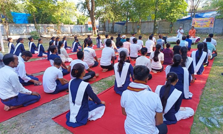 Prayaagraj News :योग करे और एक सुंदर शरीर, एक शांत मन और एक हर्षित हृदय का निर्माण करें... उपशिक्षा निदेशक