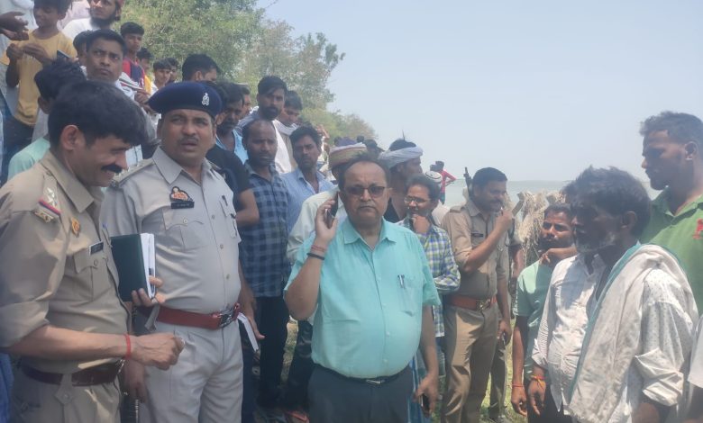 अम्बेडकर नगर न्यूज: सरयू नदी में नाव डूबी तीन गायब बच्चे तलाश में जुटी गोताखोर की टीम