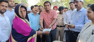 Bihar News अग्नि पीड़ितों के बीच सहायता चेक के रूप में वितरित की गयी