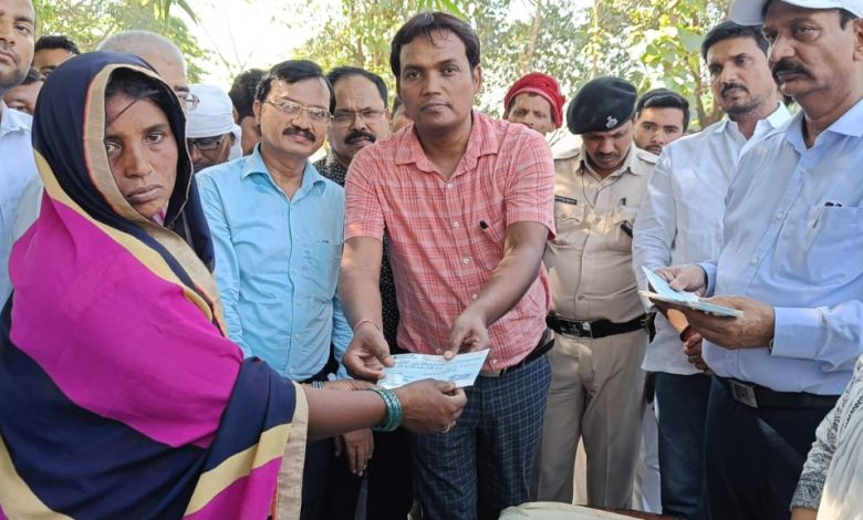 Bihar News अग्नि पीड़ितों के बीच सहायता चेक के रूप में वितरित की गयी