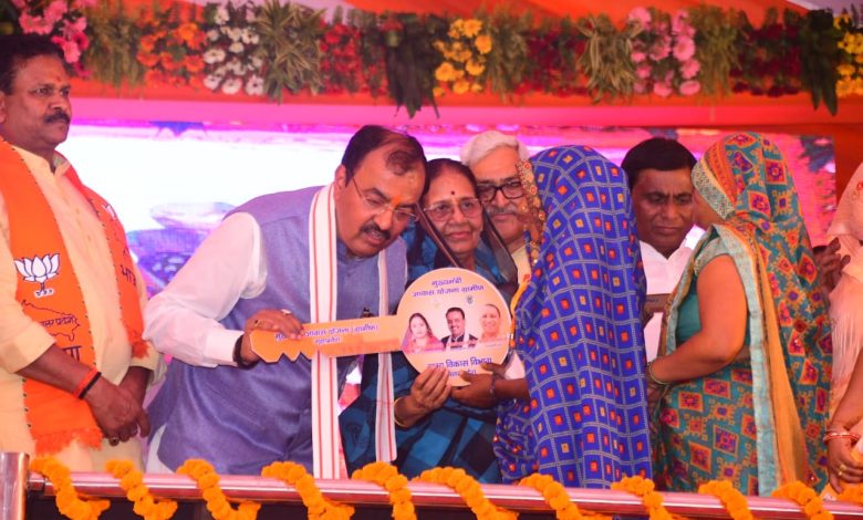 Prayaagraj News :मा0 उपमुख्यमंत्री जी ने प्रधानमंत्री एवं मुख्यमंत्री आवास योजना ग्रामीण के लाभार्थिंयों को प्रदान की आवास की चाभी