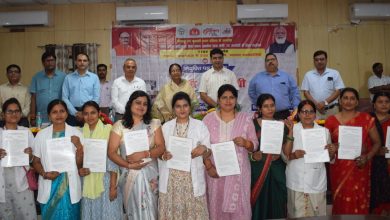 Prayaagraj News :मा0 सांसद फूलपुर एवं जिलाधिकारी के द्वारा जनपद प्रयागराज के चयनित 230 एएनएम स्वास्थ्य कार्यकत्रियों को नियुक्ति पत्र वितरित किया गया