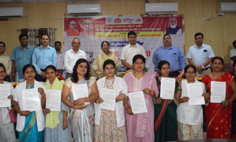 Prayaagraj News :मा0 सांसद फूलपुर एवं जिलाधिकारी के द्वारा जनपद प्रयागराज के चयनित 230 एएनएम स्वास्थ्य कार्यकत्रियों को नियुक्ति पत्र वितरित किया गया