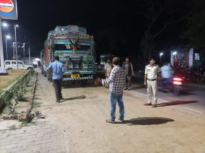 Bihar News-- In the last 24 hours, 06 trucks and 02 tractor-trolleys were caught in illegal operation of sand

