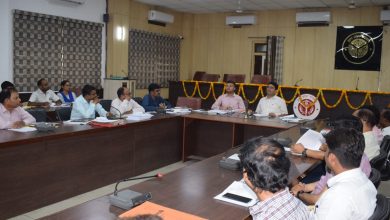 Prayagraj News :जिलाधिकारी की अध्यक्षता में 50 लाख रूपये से अधिक की विकास परियोजनाओं की समीक्षा बैठक सम्पन्न