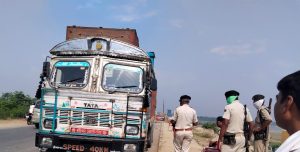 Bihar News--बालू के अवैध परिचालन में 02 ट्रक पकड़ा गया