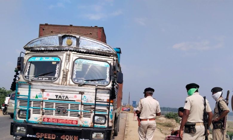 Bihar News--बालू के अवैध परिचालन में 02 ट्रक पकड़ा गया