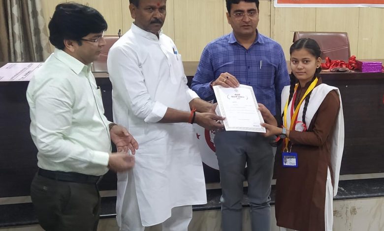 Prayagraj News :यूपी बोर्ड द्वारा संचालित हाईस्कूल/इण्टरमीडिएट परीक्षा-2023 के मेंधावी विद्यार्थियों का सम्मान समारोह आयोजित