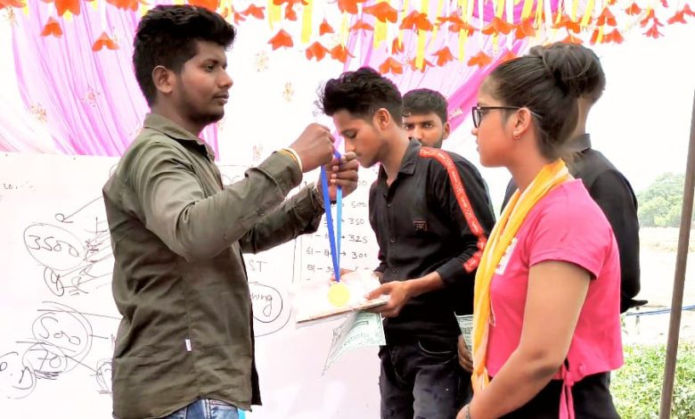 आजमगढ़ : परिणाम घोषित होने पर छात्र छात्राओं की उमड़ी भीड़, उत्कृष्ट छात्र छात्राओं को किया गया सम्मानित
