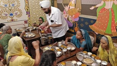 आगरा न्यूज : ताज नगरी फेस वन होटल साहिब विले में वृद्ध आश्रम से आए अतिथियों का सरदार अमरवीर सिंह ने किया स्वागत सत्कार व लंगर सेवा