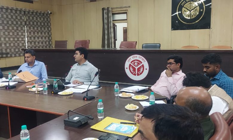 Prayaagraj News :जिलाधिकारी की अध्यक्षता में राजस्व कार्यों की मासिक समीक्षा बैठक संपन्न