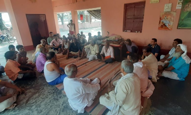 Bihar News--बरांटी ओपी बचाओ संघर्ष समिति से जुड़े गणमान्य लोगों की बैठक स्थानीय बरुआ बहुआरा मठ परिसर में संपन्न हुई