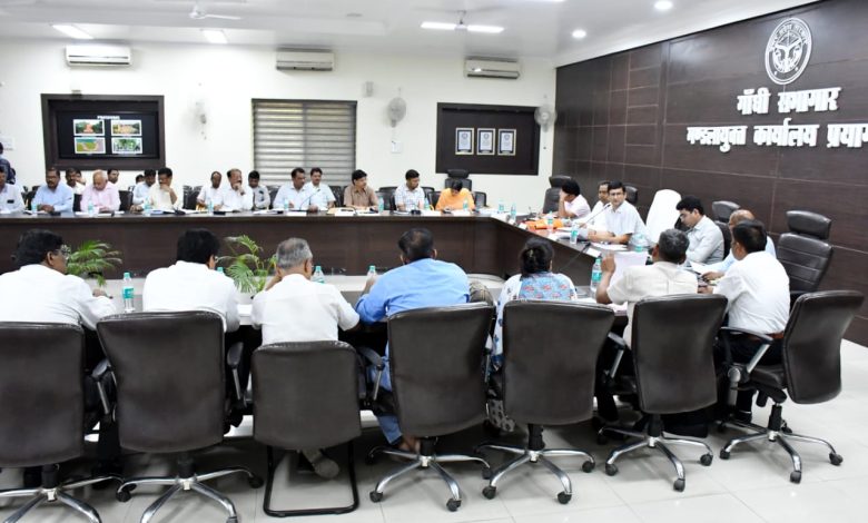 Prayagraj News : मण्डलायुक्त ने बिजली विभाग के अधिकारियों को खराब ट्रांसफार्मरों को निर्धारित समय सीमा के अन्तर्गत बदले जाने के दिए निर्देश