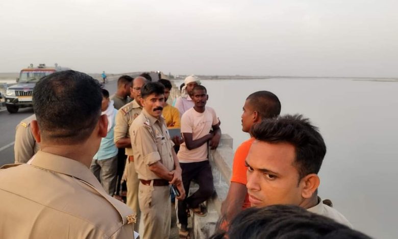 अम्बेडकर नगर न्यूज : वृद्ध ने बिड़हर घाट पुल से घाघरा नदी में छलांग हुई मौत परिजनों में मचा कोहराम