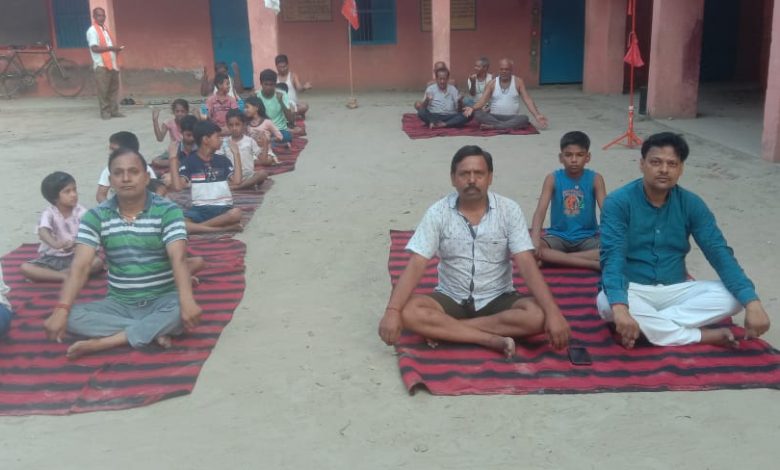 Bihar News--उच्च माध्यमिक विद्दालय मजलिसपुर मे अंतरराष्टीय योग दिवस काकार्यक्रम आयोजित हुआ