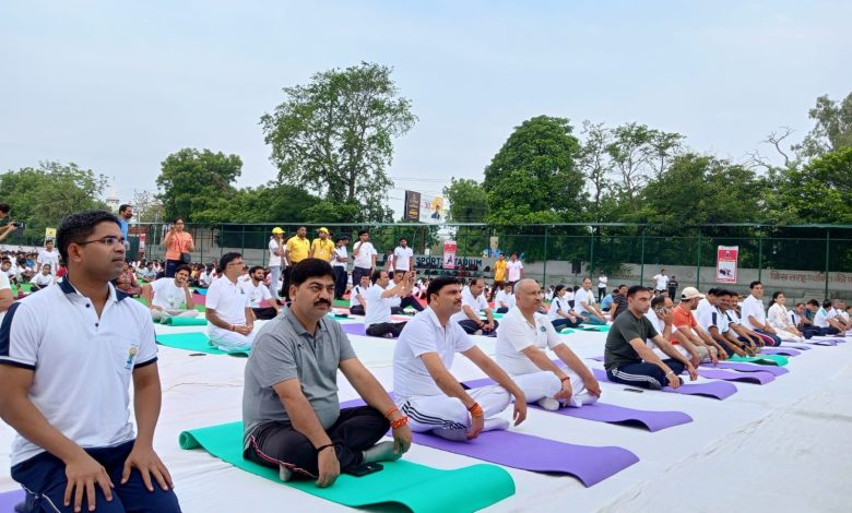 Agra News : एकलव्य स्टेडियम में हजारों लोगों ने किया सामूहिक योग